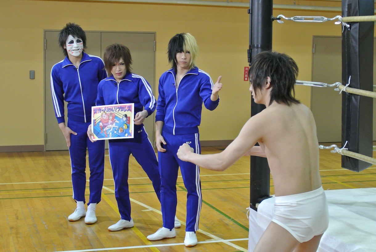 「スカートめくりプロレス」に挑む喜矢武豊。