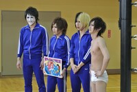 「スカートめくりプロレス」の撮影中のゴールデンボンバー。