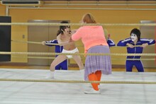 女性プロレスラーに挑む喜矢武豊。