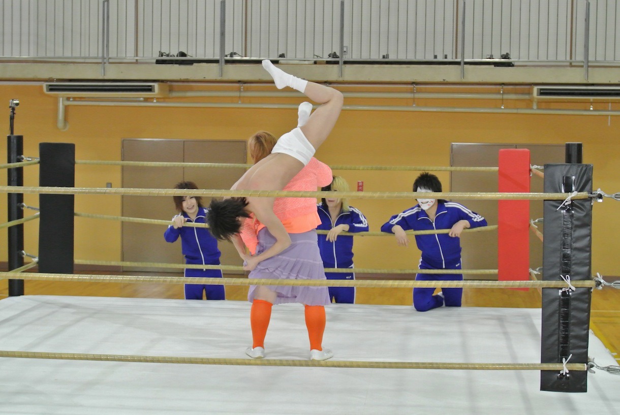 女性プロレスラーに担ぎ上げられる喜矢武豊。