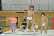 メンバー全員で女性プロレスラーに挑むゴールデンボンバー。