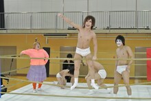 メンバー全員で女性プロレスラーに挑むゴールデンボンバー。