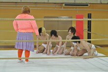 土下座するゴールデンボンバー。