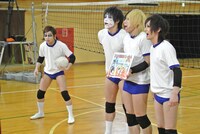 「スパルタ！超高速バレーボール」撮影中のゴールデンボンバー。