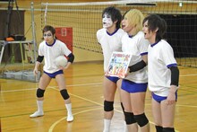 「スパルタ！超高速バレーボール」撮影中のゴールデンボンバー。