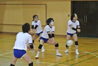 「スパルタ！超高速バレーボール」撮影中のゴールデンボンバー。