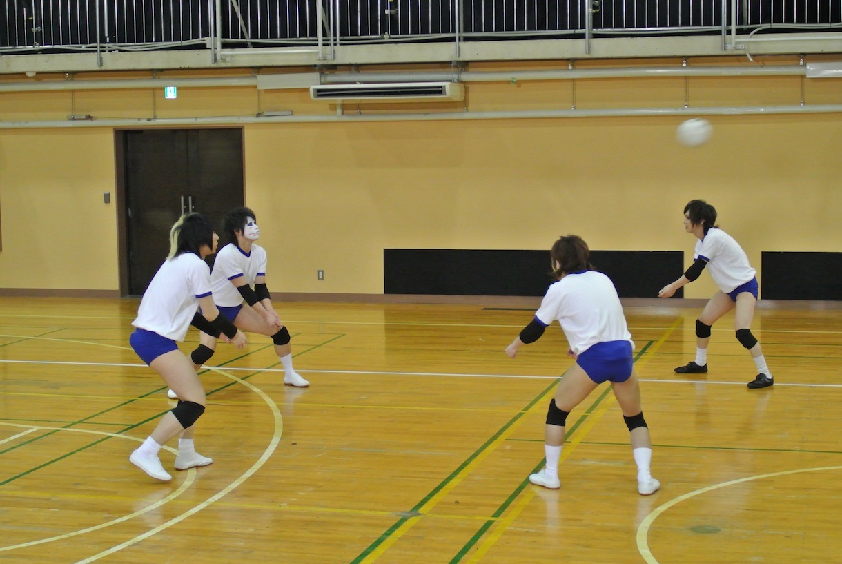 「スパルタ！超高速バレーボール」撮影中のゴールデンボンバー。