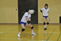 顔面でボールを受ける樽美酒研二。