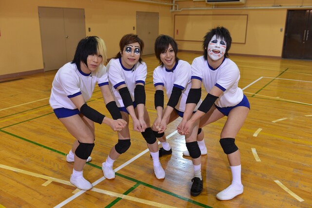 ブルマ姿で撮影に挑むゴールデンボンバー。