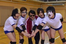 鬼コーチと気合いを入れるゴールデンボンバー。