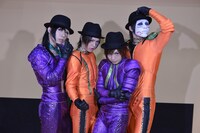 怪盗になりきるゴールデンボンバー。