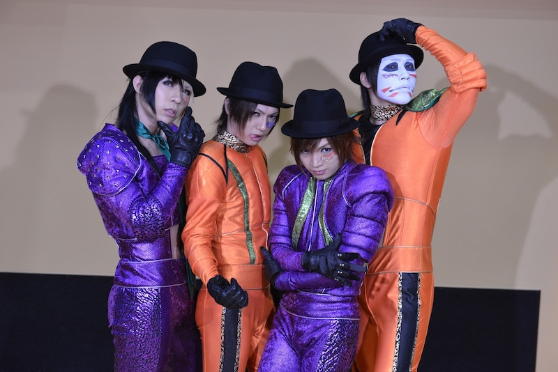 怪盗になりきるゴールデンボンバー。