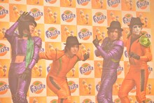 スモークの中から登場したゴールデンボンバー。