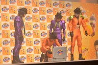 ジュラルミンケースを探る喜矢武豊とそれを見守るメンバー。