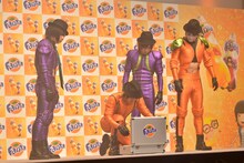 ジュラルミンケースを探る喜矢武豊とそれを見守るメンバー。