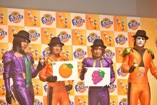 「ファンタ」のパッケージから盗んだフルーツを披露するゴールデンボンバー。