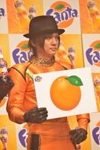 盗んだフルーツを見せる喜矢武豊。