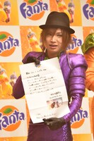 怪盗FRT2からの手紙を披露する鬼龍院翔。