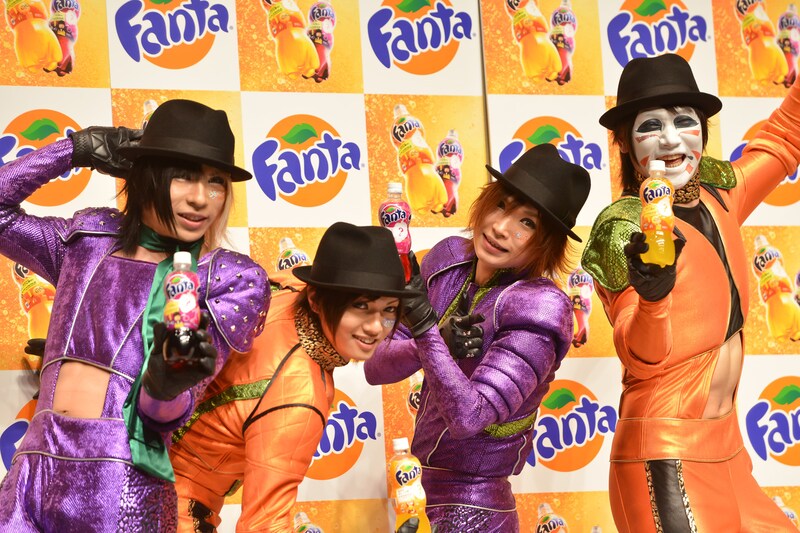 “怪盗”に転職したゴールデンボンバー。