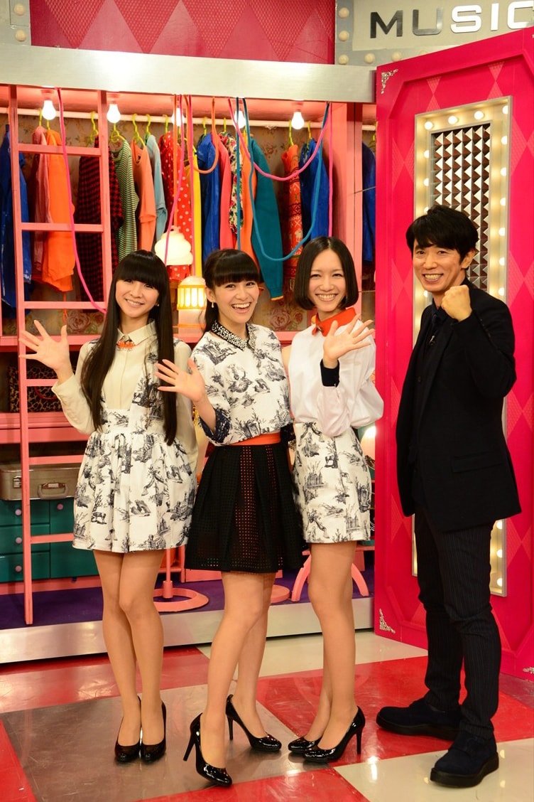 「MUSIC JAPAN」取材会に登場したPerfumeとユースケ・サンタマリア。左からかしゆか、あ～ちゃん、のっち、ユースケ。