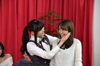 「さゆりんごの、おさわり占い」コーナーの様子。