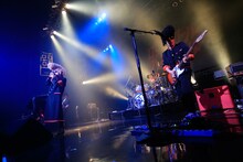 氣志團へのリスペクトを込めた衣装でパフォーマンスをするSPYAIR。