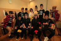 楽屋で記念撮影をする氣志團とSPYAIR。