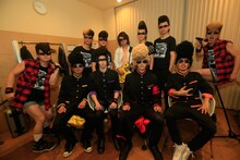 楽屋で記念撮影をする氣志團とSPYAIR。