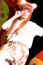 コアラの付け耳を装着してパフォーマンスするきゃりーぱみゅぱみゅ。（撮影：石井亜希）