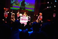 くりかまきワンマンライブ「ボクらの熊魂2014～この桜吹雪が目に入らぬか編～」で新メンバーAYUMIとパフォーマンスする様子。