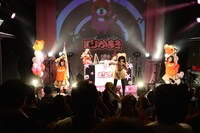くりかまきワンマンライブ「ボクらの熊魂2014～この桜吹雪が目に入らぬか編～」で新メンバーAYUMIとパフォーマンスする様子。