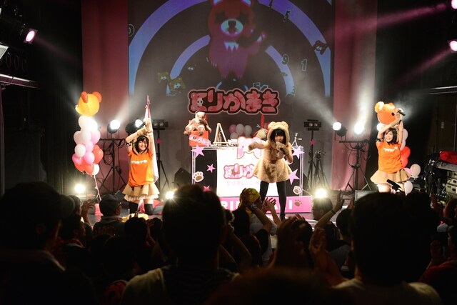 くりかまきワンマンライブ「ボクらの熊魂2014～この桜吹雪が目に入らぬか編～」で新メンバーAYUMIとパフォーマンスする様子。