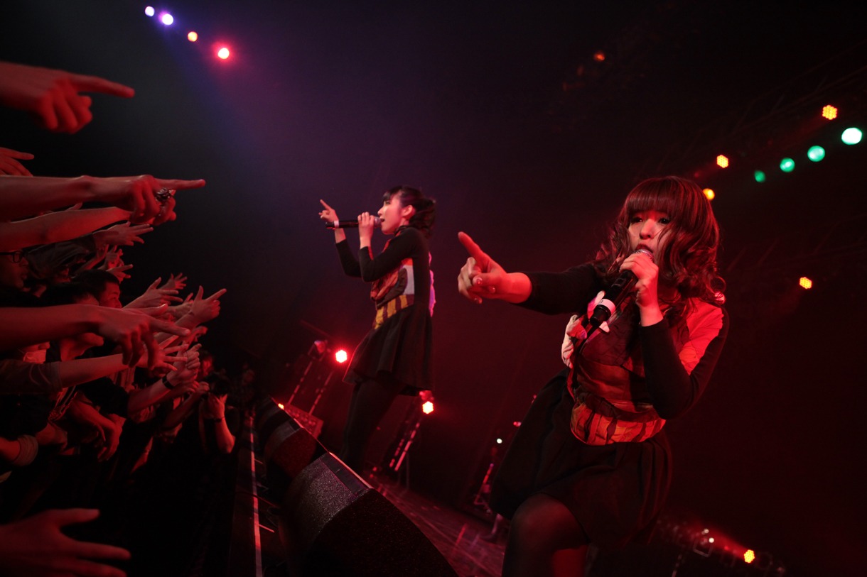 「ピエールナイト」BiSのライブの様子。（撮影：西槇太一）