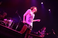 「ピエールナイト」CASCADEのライブの様子。（撮影：西槇太一）