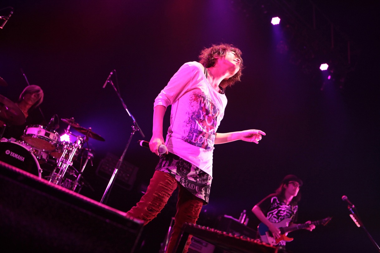 「ピエールナイト」CASCADEのライブの様子。（撮影：西槇太一）