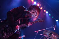 カオティック・スピードキングのセッションにゲスト出演したHISASHI（G / GLAY）。（撮影：西槇太一）
