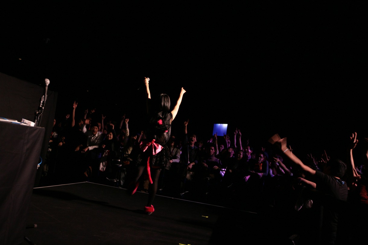 「ピエールナイト」いずこねこのライブの様子。（撮影：西槇太一）