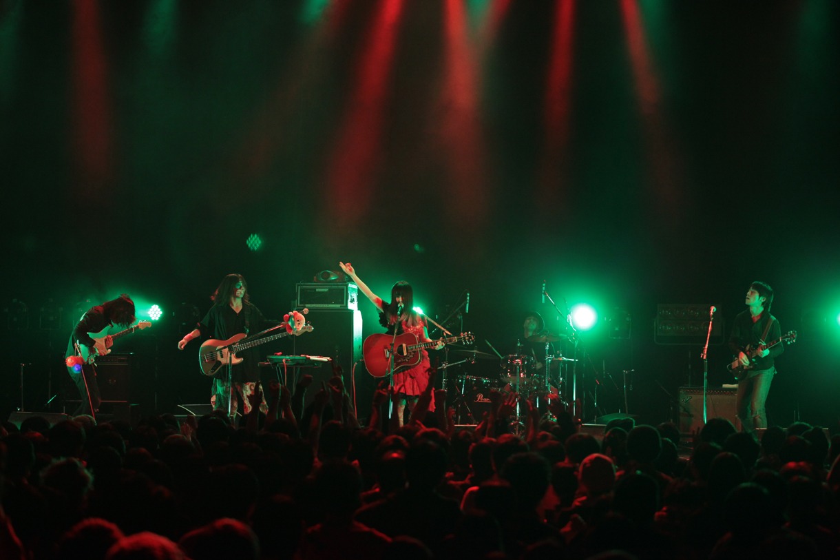 「ピエールナイト」大森靖子＆THEピンクトカレフのライブの様子。（撮影：西槇太一）