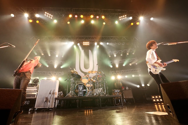 「UNISON SQUARE GARDEN TOUR 2014 “桜のまえ”」東京・Zepp Tokyo公演の様子。（撮影：森久［Hisashi Mori］）