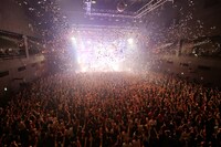 「UNISON SQUARE GARDEN TOUR 2014 “桜のまえ”」東京・Zepp Tokyo公演の様子。（撮影：森久［Hisashi Mori］）