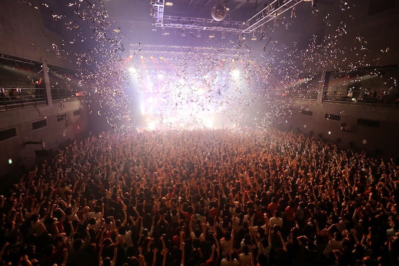 「UNISON SQUARE GARDEN TOUR 2014 “桜のまえ”」東京・Zepp Tokyo公演の様子。（撮影：森久［Hisashi Mori］）