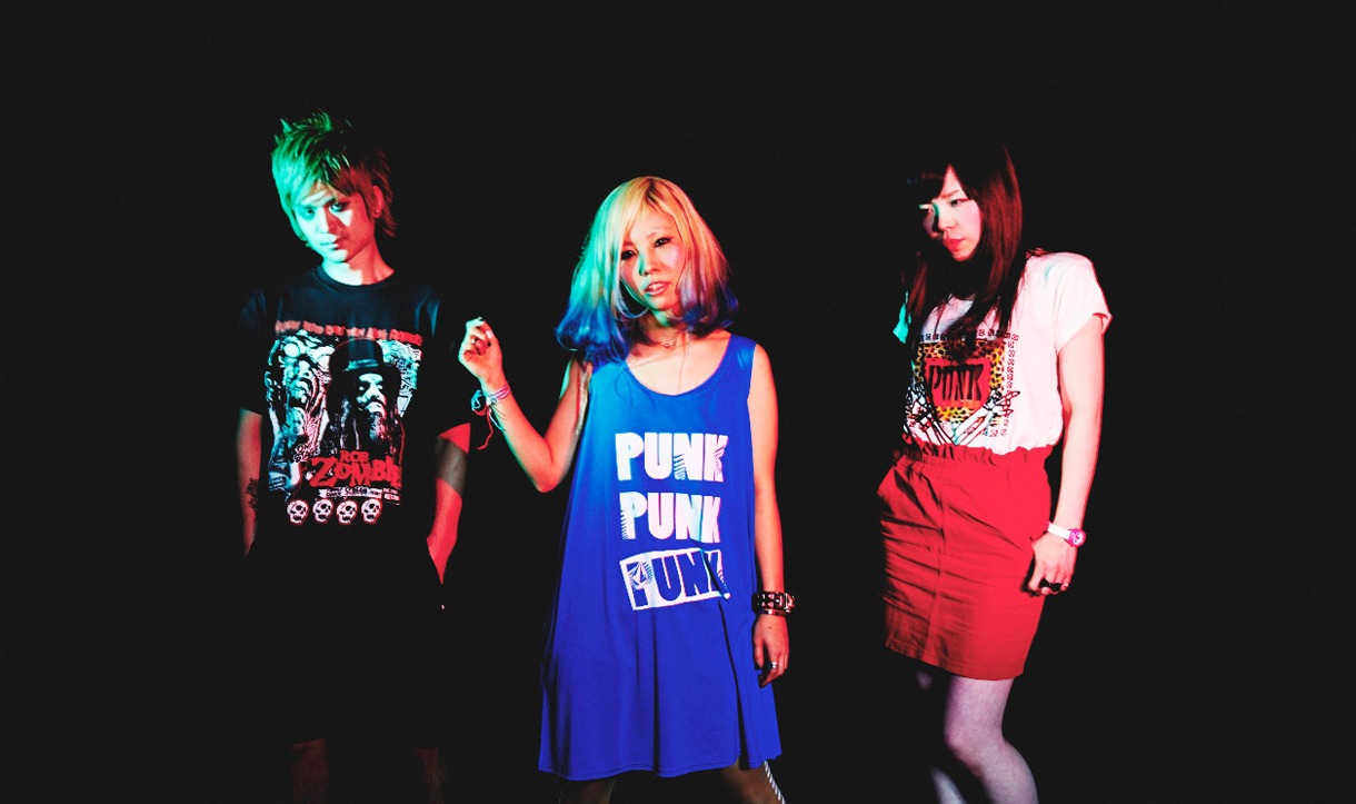 WHERE'S ANDY。左からNORI（Dr）、CHIKA（Vo, G）、MAI（B, Cho）。