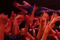 ファンに支えられながら歌唱するマーヤLOVE。（撮影：松岡敦飛）