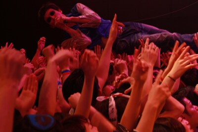 ファンに支えられながら歌唱するマーヤLOVE。（撮影：松岡敦飛）