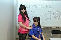 控え室のボードに「タワレコさんLOVE」のメッセージを書き込みクールに決める安藤ゆず（左）と咲良菜緒（右）。