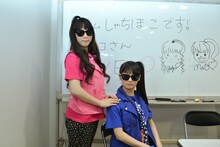 控え室のボードに「タワレコさんLOVE」のメッセージを書き込みクールに決める安藤ゆず（左）と咲良菜緒（右）。