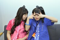 控え室でくつろぐ安藤ゆず（左）と咲良菜緒（右）。