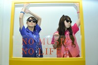 タワーレコード渋谷店を訪れた咲良菜緒（左）と安藤ゆず（右）。