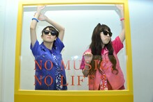 タワーレコード渋谷店を訪れた咲良菜緒（左）と安藤ゆず（右）。