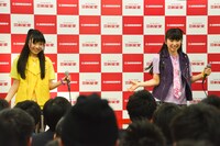 伊藤千由李（左）と大黒柚姫（右）は「ちょいゆる握手会」終了後、集まったファンを店内に呼び込み2人で「大好きっ！」を歌った。